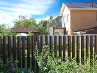 Штакетник Twin фигурный Grand Line 0,45 Drap RR 32 Темно-Коричневый 2 - в «Монолит-Металлопрокат».